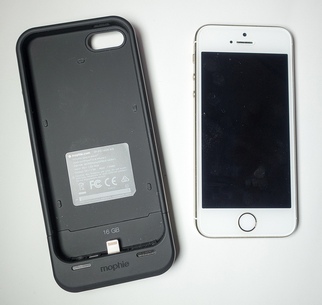mophie space pack iPhone5sに装着すればモバイルバッテリー要らず