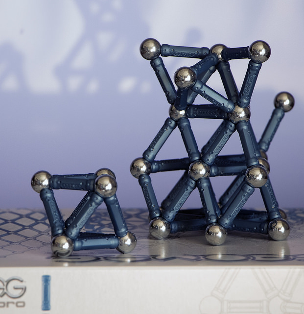 [PR] GEOMAG 磁力で吸い付くバーとボールで立体構造が学べ創作できるスイスの玩具