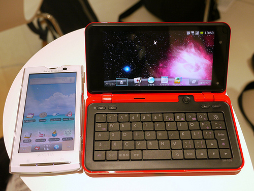 ドコモの新スマートフォンLYNX 打ちやすいキーボード付きで絶妙な大きさ