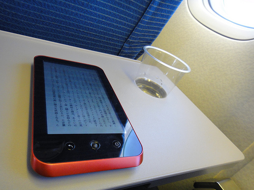 GALAPAGOSメディアタブレット 飛行機でじっくり読書を楽しむ