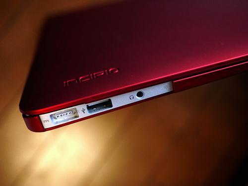 INCIPIO feather 超薄・超軽量の専用ケースで紅いMacBook Airに