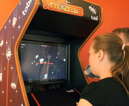 Tobii Eye Asteroids 世界初、目でコントロールするアーケードゲーム