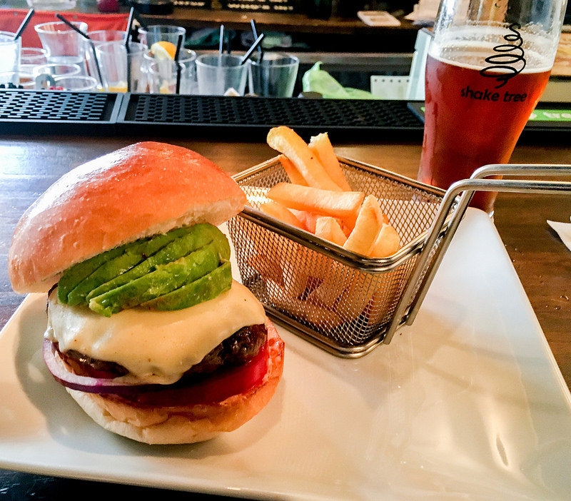 錦糸町の人気のバーガー店shake tree アボカド・アメリカンチーズ・オーロラソースバンズ