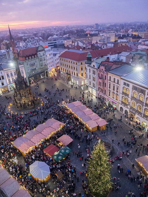 夕焼けに染まるホルニー広場のクリスマスマーケット #olomouc #オロモウ #visitCzech #チェコへ行こう #link_cz