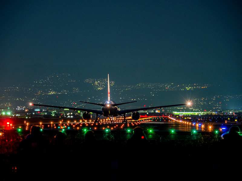 OLYMPUS OM-D E-M1 MarkII 大阪国際空港の飛行機と京都の夜景
