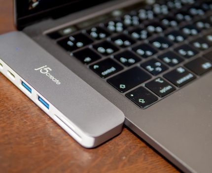 MacBook Pro本体と一体化しUSB Type-AやSDカードリーダー、HDMIを増設する マルチドックJCD382-A