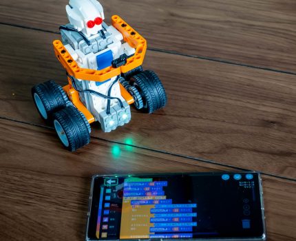 ブロック組み立てで様々なロボットを作り遠隔操作 プログラミングで自動動作も可能 STEM学習用ブロックロボットキット Apitor