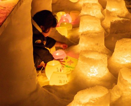 雪の中の幻想的で暖かな光に包まれる 定山渓神社 雪灯路 2020