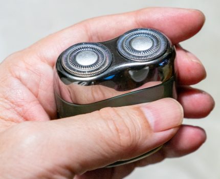 手の中サイズの静音で超コンパクトなシェーバー Yoose 父の日のプレゼントにも