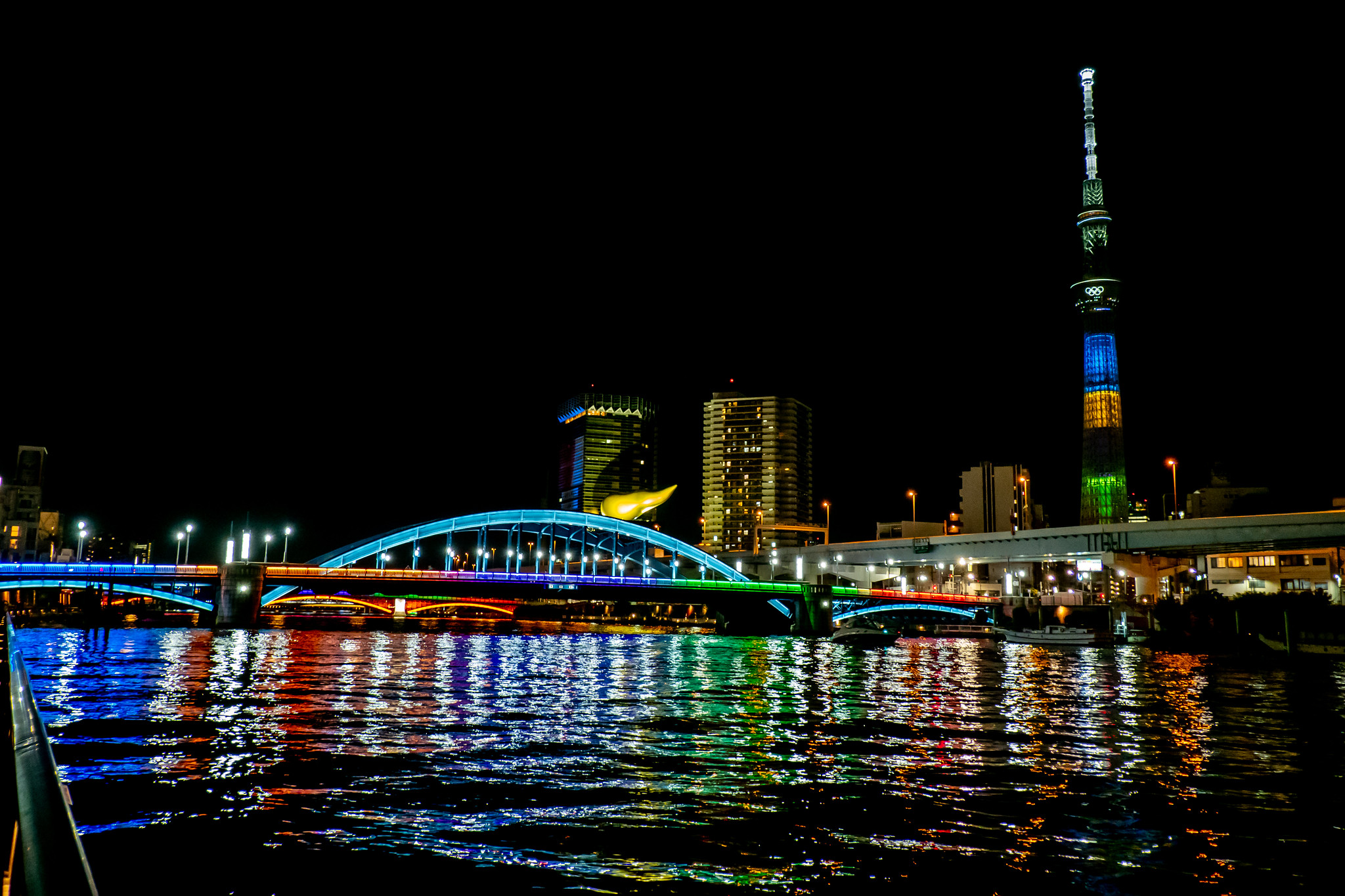 オリンピック色に染まった隅田川に架かる橋とスカイツリー