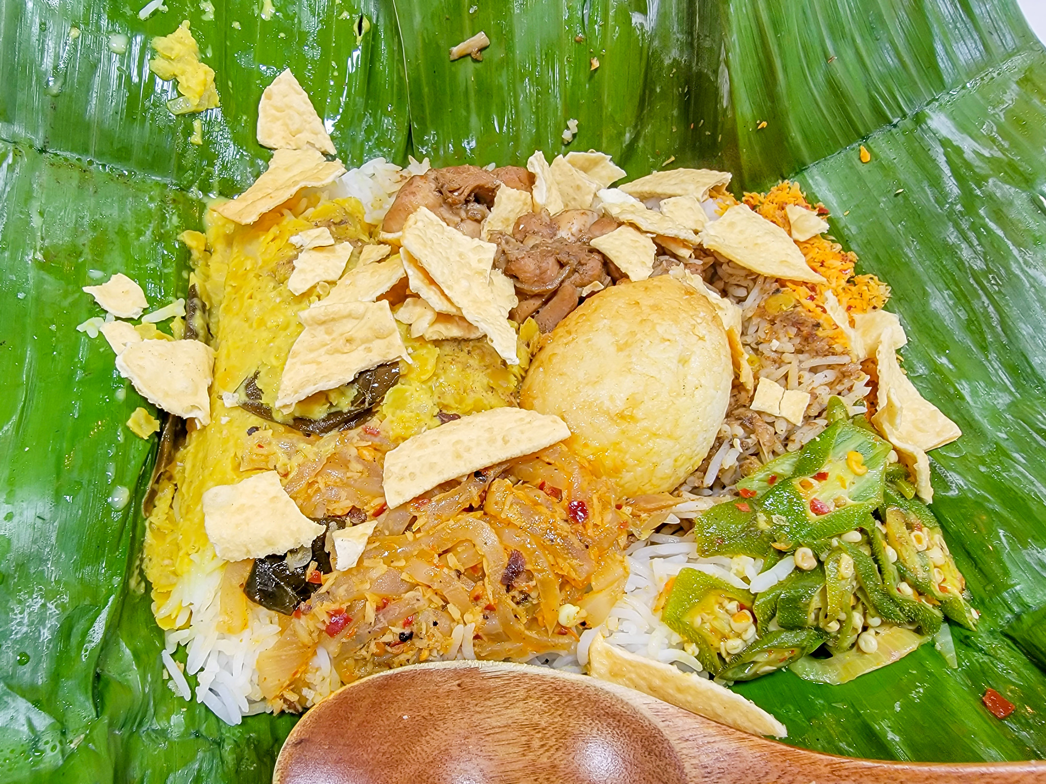 スリランカ料理専門店 フロリダ亭 で バナナリーフカレー 池袋