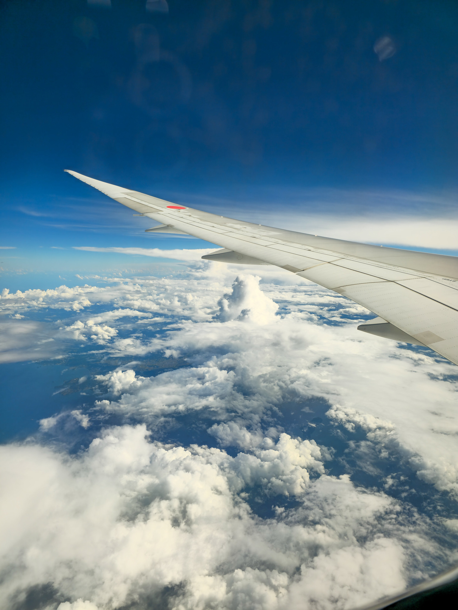 台風接近直前に福岡に出張してきました 航空機の窓から観た雲多めの景色 #Galaxy