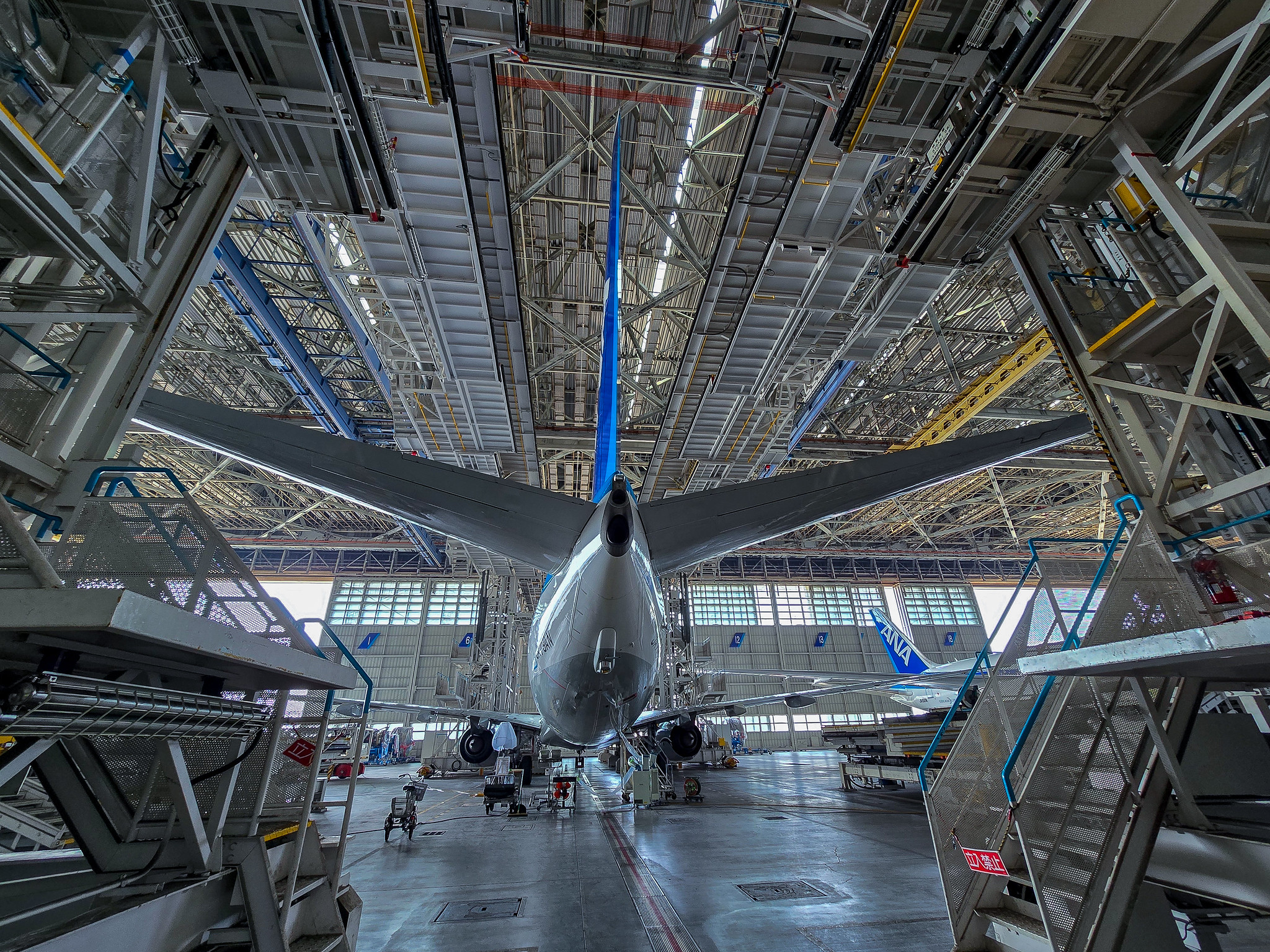 ANA Blue Hangar Tour ANAの安全運航を支える整備部門を知る 巨大整備工場を見学