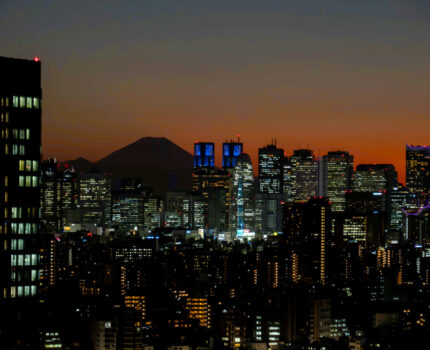 富士山のシルエットと新宿の夜景 スノームーン翌日の月と東京スカイツリー #文京シビックセンター