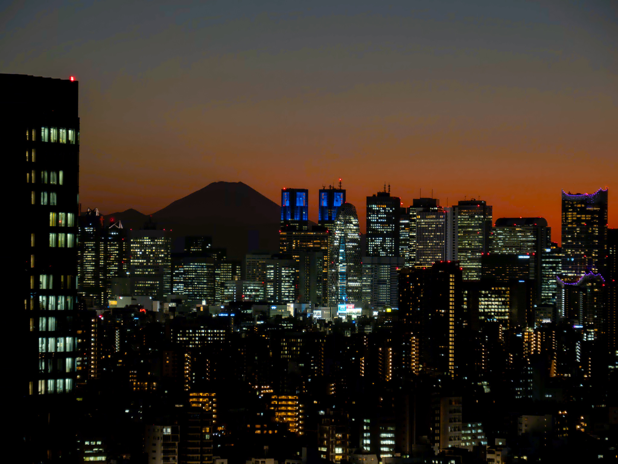 富士山のシルエットと新宿の夜景 スノームーン翌日の月と東京スカイツリー #文京シビックセンター