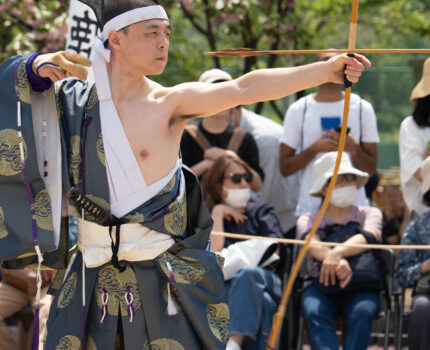 第41回浅草流鏑馬 草鹿（くさじし） 約20m離れた場所から鹿の形をした的をめがけて弓を引く