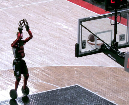 トヨタが開発した新型バスケットロボット CUE7 初披露 滑らかに動きドリブルやシュートを決める