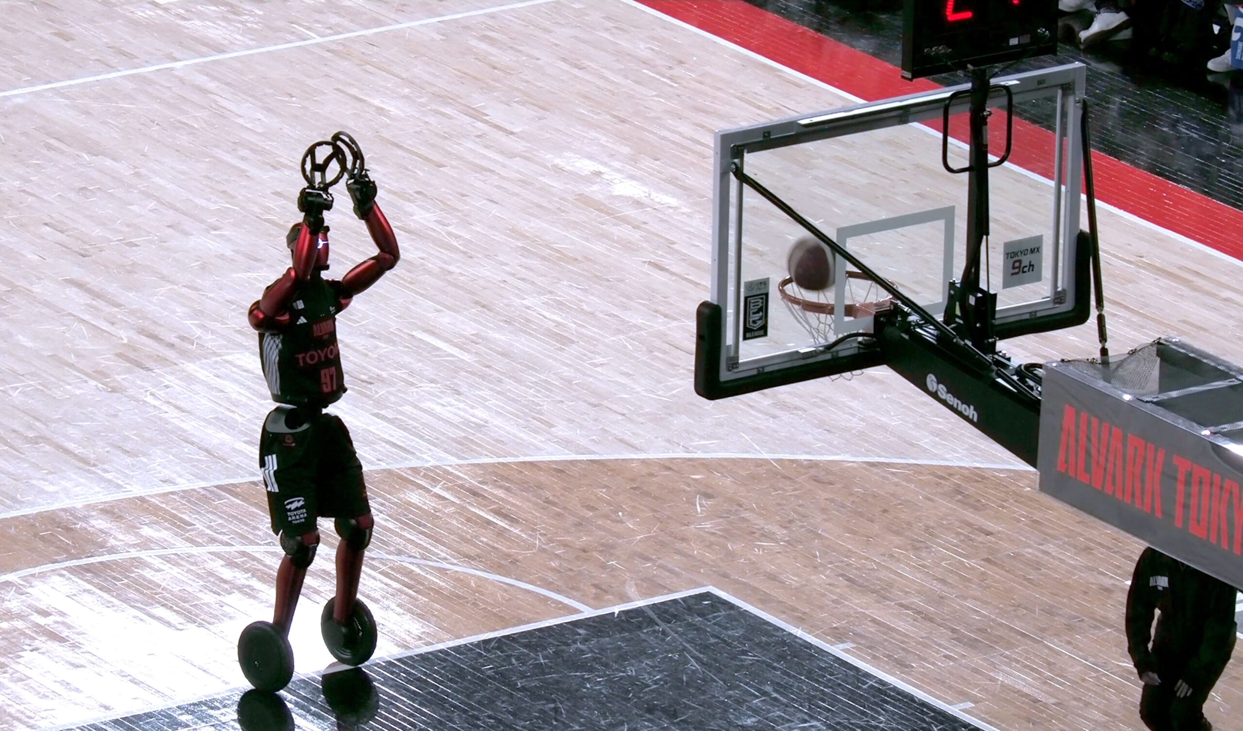 トヨタが開発した新型バスケットロボット CUE7 初披露 滑らかに動きドリブルやシュートを決める