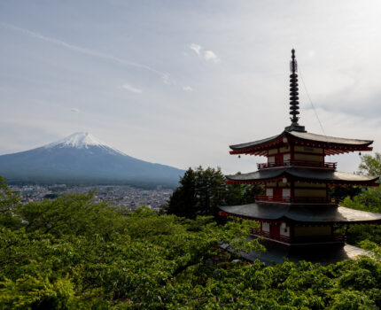 富士山と五重塔と新緑 新倉山浅間公園