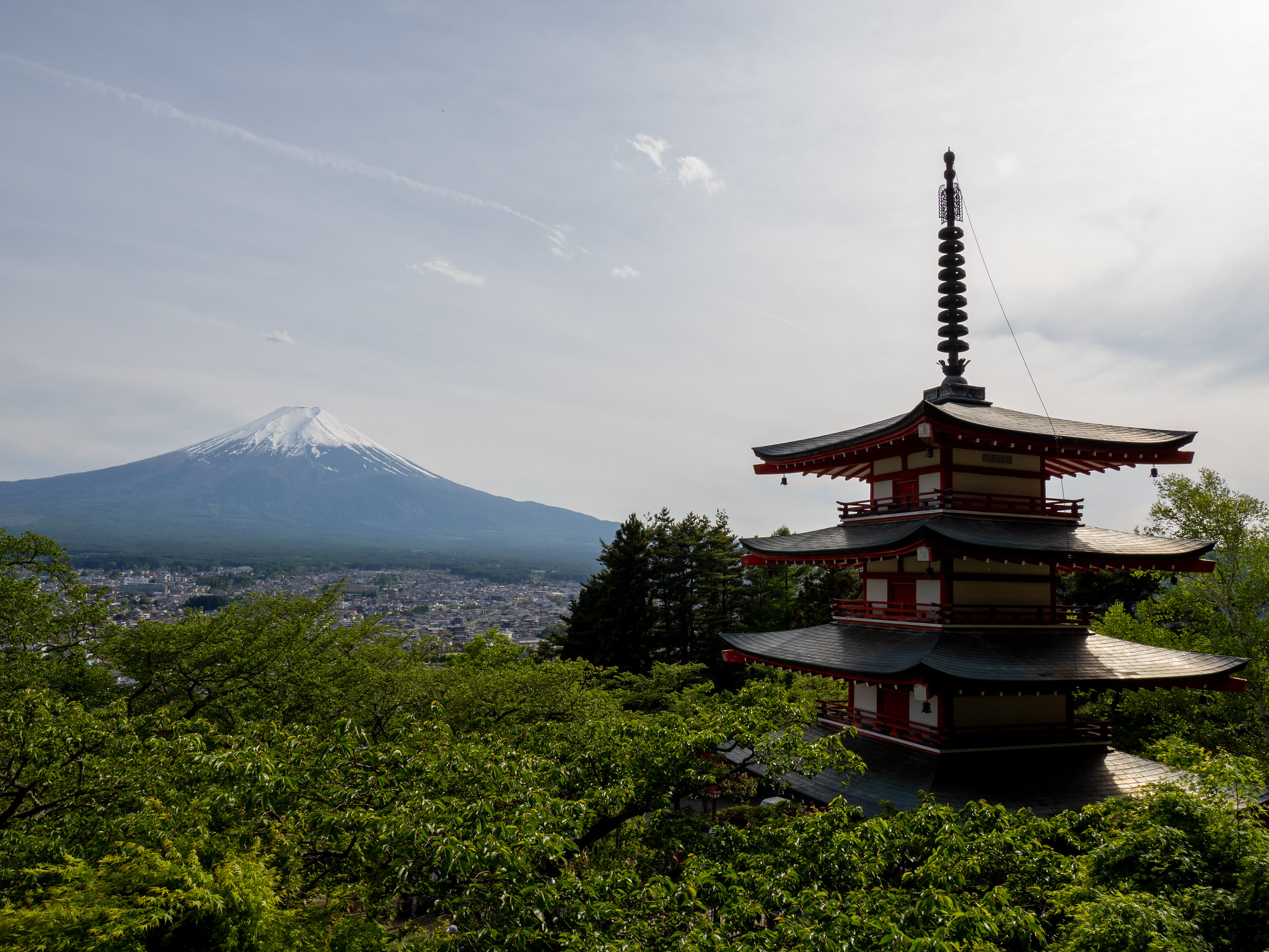 富士山と五重塔と新緑 新倉山浅間公園
