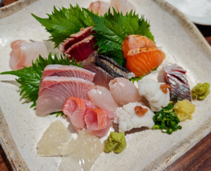 お造り盛り合わせ と 日本酒 と ふわふわ玉子焼き 銀座 いっぱし