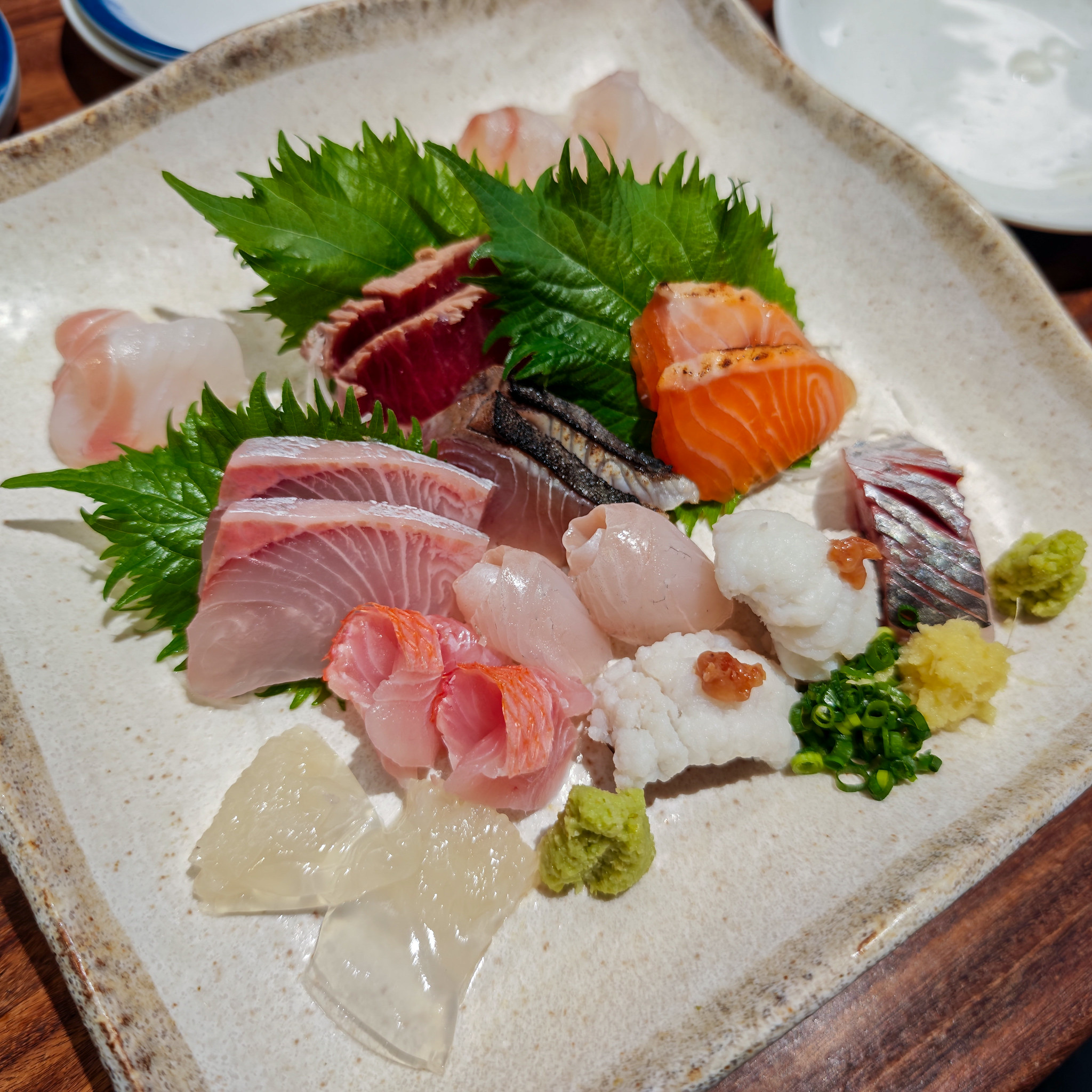 お造り盛り合わせ と 日本酒 と ふわふわ玉子焼き 銀座 いっぱし