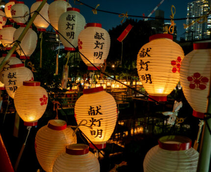 1,000個以上の灯明がともる幻想的な夜 亀戸天神社 例大祭 献灯明